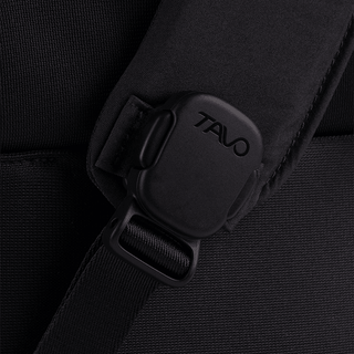 A Kamella Pet Backpack and Car Seat, in onyx, zoomed in on a magnetic buckle